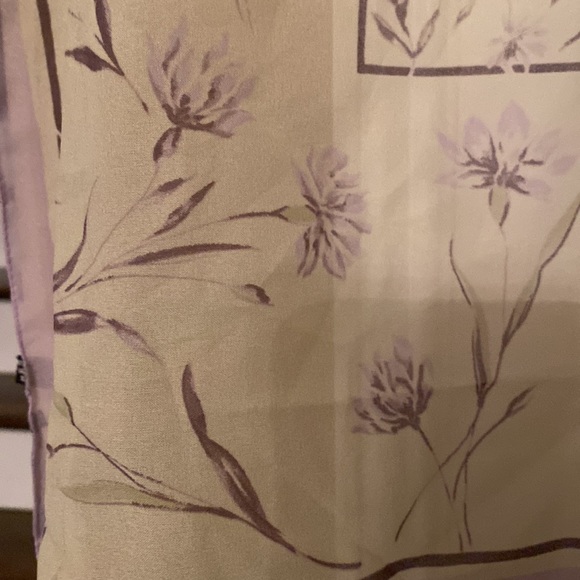 Express scarf. Lilac color with floral pattern. 19“ x 19“ excellent condition. - Picture 6 of 8